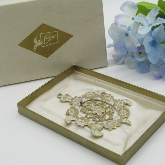 Vintage Coro Turtle Pendant Large White Enamel & Gold With Pegasus Logo Box - Picture 9 of 9